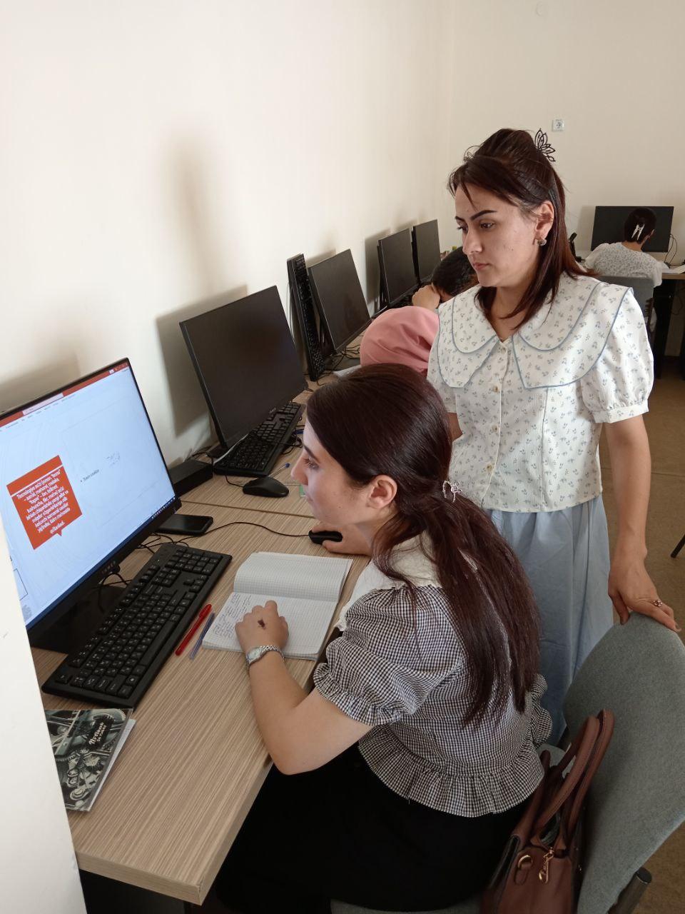 Fizika ta’limi platformasidan foydalanish targ‘iboti bo‘yicha davra suhbati tashkil etildi.